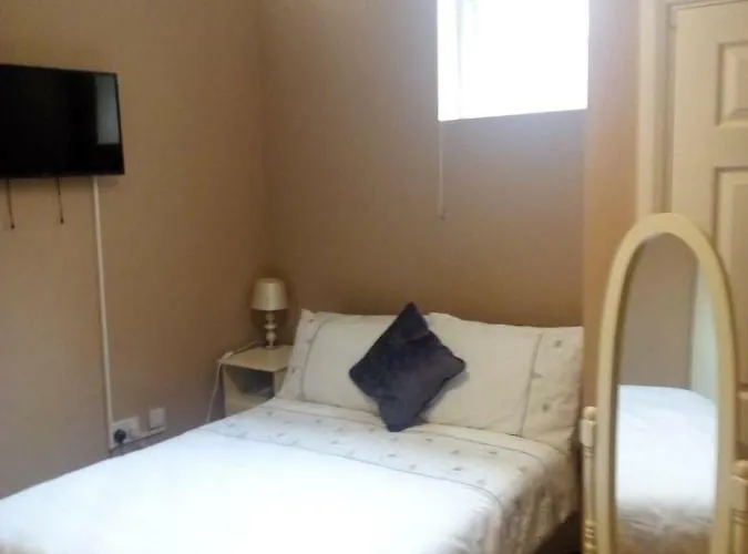 Bijoux By The Lee Bed & Breakfast