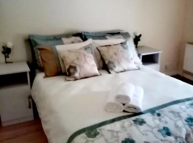 Bijoux By The Lee Bed & Breakfast