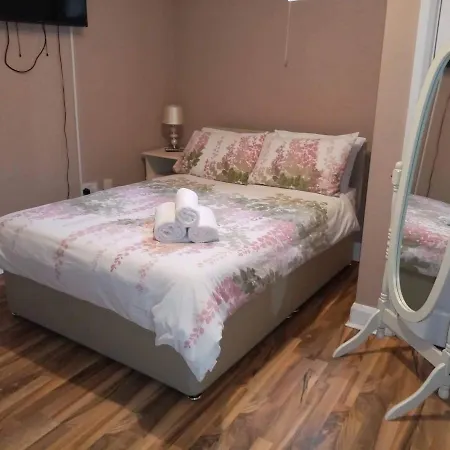 Bijoux By The Lee Bed and breakfast *