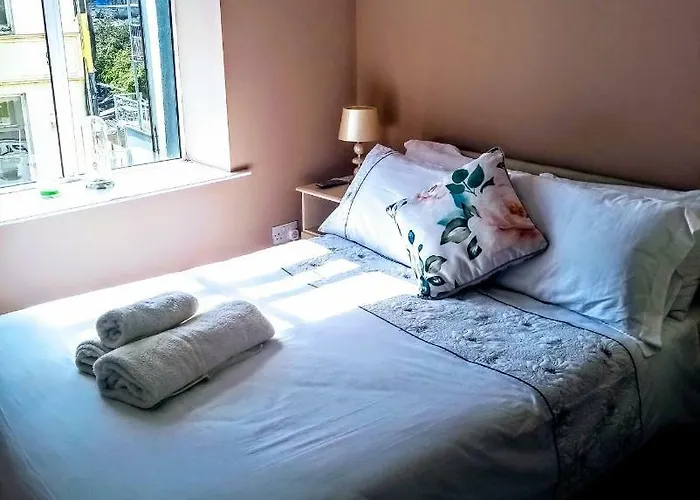 Bijoux By The Lee Bed & Breakfast *